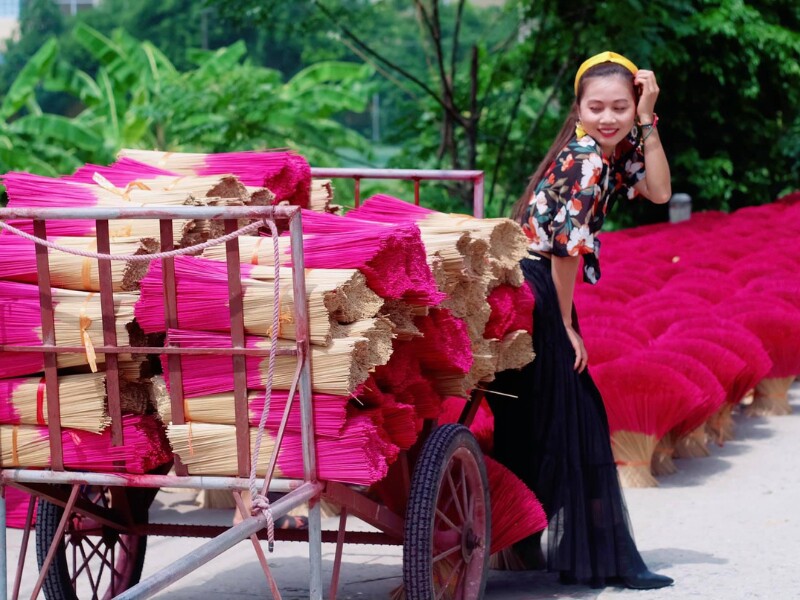 Hương ở Quảng Phú Cầu là loại hương màu vàng và đỏ (màu sắc may mắn của phương Đông) nên lại càng nổi bật giữa miền quê và thu hút đông đảo khách du dịch. (Ảnh: Le Phuoc Diem)