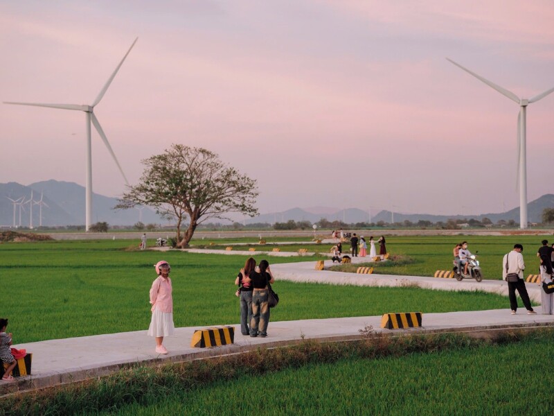 Địa điểm này thường xuyên rất đông khách du lịch tìm đến. Ai tới Ninh Thuận cũng đều muốn ghé nơi đây để chụp ảnh "check-in". (Ảnh: Lương Phong)