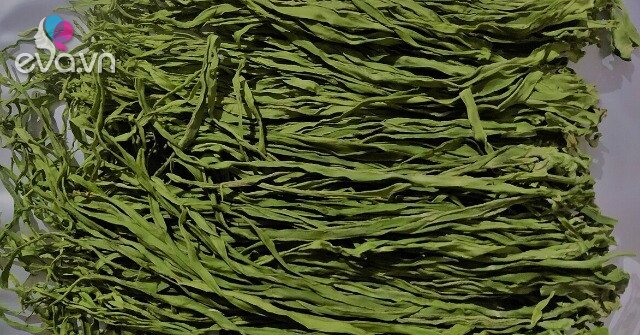 Loại rau trông như cỏ dại xưa chỉ vua mới được ăn, nay bán nửa triệu/kg ...