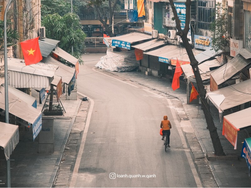 Những con phố thường ngày đông đúc xe cộ giờ đây trở nên vắng vẻ, chỉ còn lại vài chiếc xe lướt nhẹ trên đường, tạo nên một khung cảnh "cả năm có 1 lần" giữa lòng Thủ đô. (Ảnh: Quang Anh)