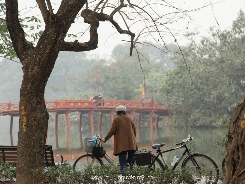 Đâu đó, vài người đi bộ thong thả, tận hưởng không khí trong lành của ngày đầu năm mới. (Ảnh: Nguyễn Mỹ Linh)