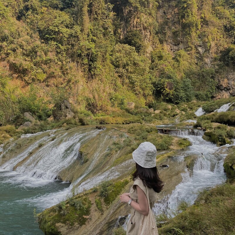 Mùa đẹp nhất để ghé thăm thác Nàng Tiên là từ tháng 3 đến tháng 5, khi tiết trời giao mùa từ xuân sang hè. (Ảnh: Kim Lee)