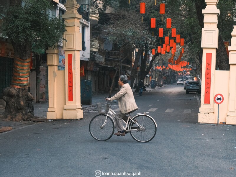 Những cửa hàng, quán xá đóng cửa im lìm, chỉ còn lại vài biển hiệu, cờ hoa, tạo nên một khung cảnh vừa quen thuộc, vừa xa lạ. (Ảnh: Quang Anh)