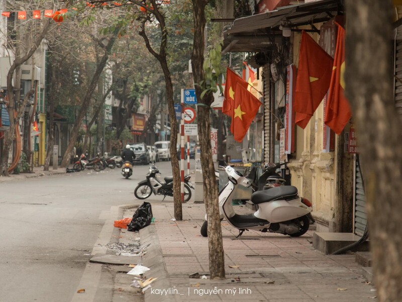 Sau đêm giao thừa tưng bừng chờ khoảnh khắc chuyển giao giữa năm cũ và năm mới, người Thủ đô thường bắt đầu ngày Mùng 1 Tết một cách chậm rãi và thong thả. (Ảnh: Nguyễn Mỹ Linh)