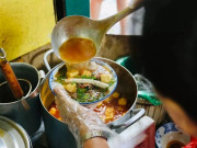 Lifestyle - Có gì trong món ăn "giải ngấy" ngày Tết của người Hà Nội: Giá đắt gấp mấy lần vẫn đông nghịt khách