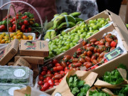 Lifestyle - Khu chợ nông sản lớn nhất Đà Lạt: Chỉ toàn rau củ tại vườn tươi ngon, khách đến mua hàng thùng về làm quà