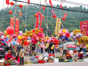Phiên chợ độc lạ chỉ họp vào mùng 1 Tết, lọt top 100 phiên chợ độc đáo nhất Việt Nam