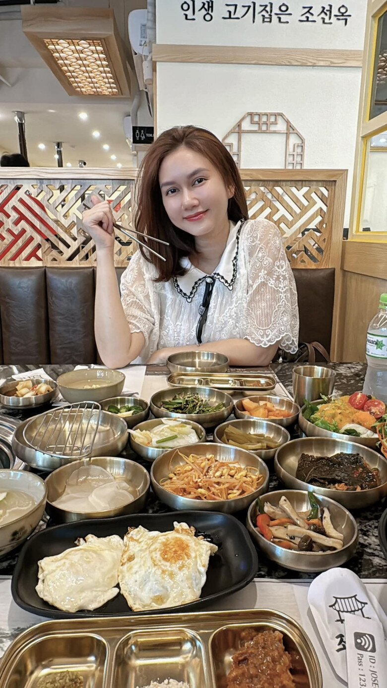 Cảnh ăn uống xa hoa của diễn viên Hương Giang sau sinh quý tử, mẹ cho con bú vẫn làm hẳn tiệc sashimi mừng đầy tháng - 10