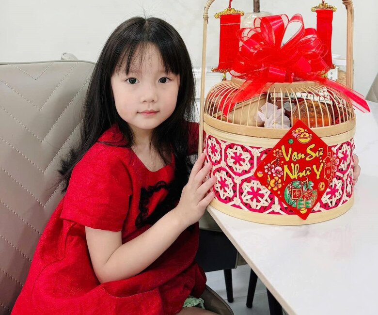 Con gái Quách Ngọc Tuyên xinh giống mẹ và cũng có chiều cao giống bố.