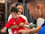 Yêu con - Quang Hải khoe mang HCV, Huân chương Lao động về tặng vợ đẹp con ngoan, bình luận của Xuân Son khi đang trong viện gây chú ý