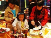 Yêu con - Bé gái 7 tuổi ăn nhà hàng xong túi quần áo căng phồng, nhân viên mở túi ra, ai nấy đều bật khóc