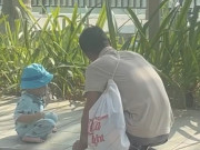 Yêu con - Bé trai dễ thương theo bố đi ăn xin, khoảnh khắc người đàn ông đứng lên khiến tất cả òa khóc