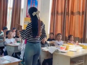 Yêu con - Con gái làm văn tiết lộ bí mật gây sốc của bố, mẹ vừa nghĩ tới cô giáo của con vừa muốn ly hôn chồng