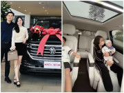 Yêu con - Con trai Ly Kute "bóc tem" xế hộp mui trần cao cấp hơn 2 tỷ đồng do bố mẹ tặng, ngồi trong xe ra dáng sếp lớn
