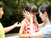 Yêu con - "Mẹ thích con hay chị hơn?", trả lời "Mẹ yêu cả hai" là sai bét, đây mới là đáp án thông minh