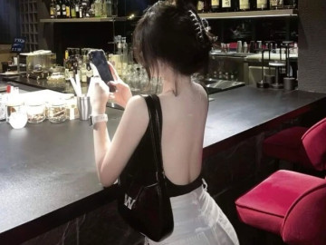 Vợ trẻ vốn mê mặc váy hở lưng nay đổi sang khoe ngực, lý do khiến tôi ngã ngửa