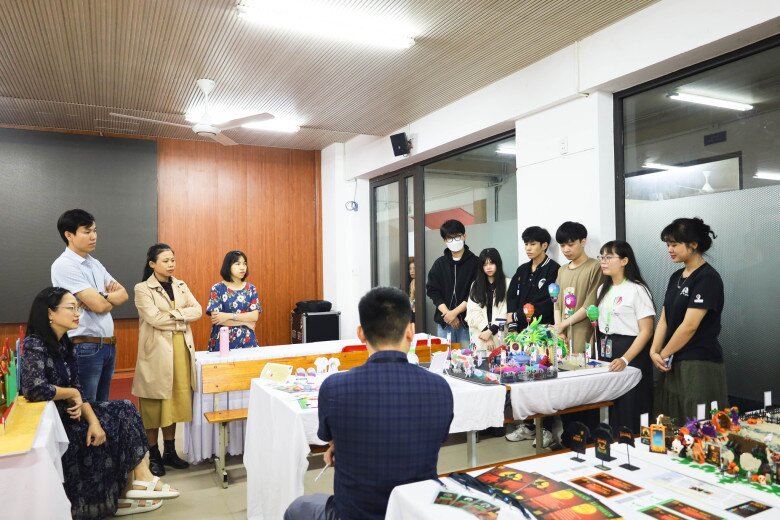 Nếu bạn có niềm đam mê thiết kế và mong muốn mang lại vẻ đẹp cho không gian, thì thiết kế nội thất là nghề nghiệp hoàn hảo để bạn phát huy sự sáng tạo và khả năng nghệ thuật của mình.