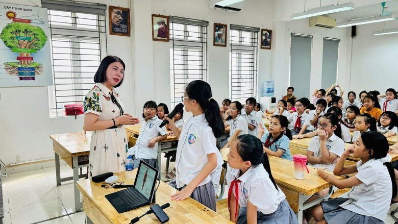 Nhờ cơ sở vật chất hiện đại mà giáo viên thuận tiện trong công tác giảng dạy, học sinh nâng cao khả năng tiếp thu kiến thức.