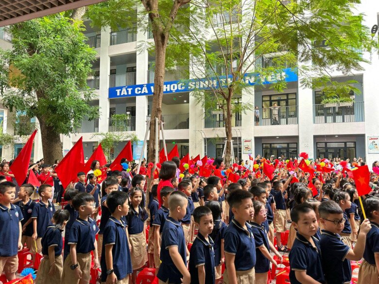 Trường Tiểu học Láng Thượng nằm trong khuôn viên 2068m2 rợp bóng cây xanh. Nhờ đó, sân trường luôn mát mẻ, tạo nơi vui chơi, học tập và rèn luyện thích hợp cho trẻ nhỏ.