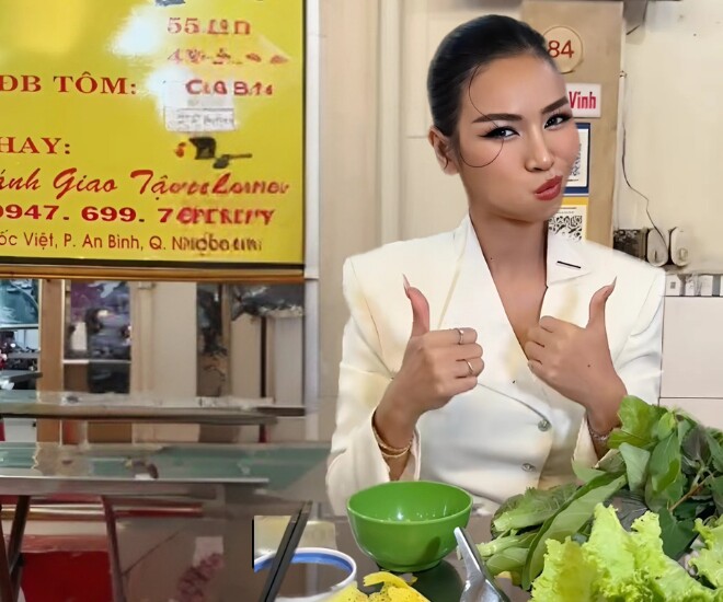 Á hậu Mook mê mẩn món bánh xèo miền Tây, bày tỏ sự thích thú khi thưởng thức.