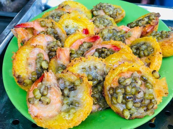 Bánh khọt ở quán bánh xèo này cũng rất đáng để thưởng thức.