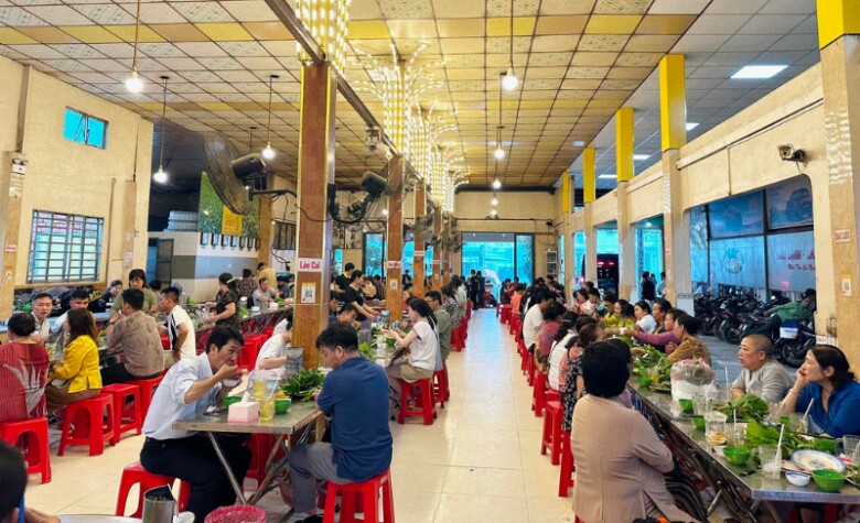 Quán mở cửa từ 7h30 đến 22h00 hàng ngày. Tuy nhiên, để tránh thời điểm đông khách, du khách nên đến vào khoảng giữa buổi sáng hoặc giữa buổi chiều. Quán có không gian rộng rãi, thoáng mát với cách bài trí giản dị, mang lại cảm giác gần gũi và thân thiện.