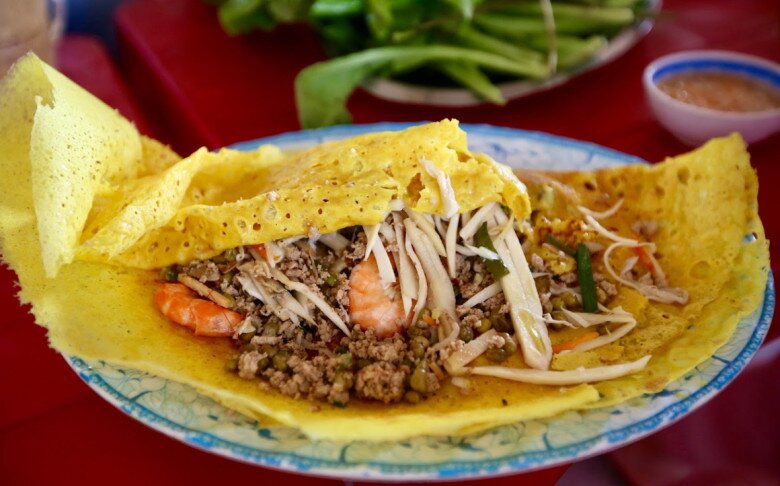 Bánh xèo nhân vịt kết hợp cùng củ hủ dừa thơm ngon,hòa quyện.