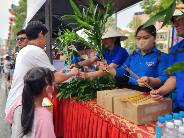 Sự nồng hậu, nhiệt tình của người dân tỉnh Bình Dương khiến nhiều du khách bất ngờ, thích thú.