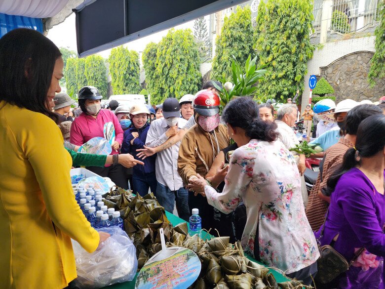 Tuy có hơn hàng chục nghìn lượt du khách đổ về đây nhưng ở mỗi gian hàng, bà con vẫn tuân thủ quy định xếp hàng, chờ đến lượt nhận quà.