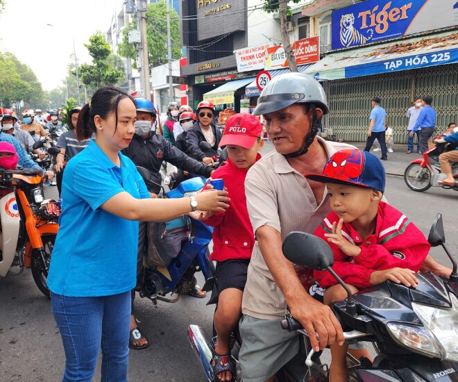 Không chỉ người dân trong khu vực mà nhiều du khách từ khắp nơi đều đổ về đây để vía bà. Điểm đặc biệt của lễ hội cúng bà vào rằm tháng Giêng là sự nhiệt tình, hiếu khách và thân thiện của bà con Bình Dương gửi tặng đến khách tham quan. 