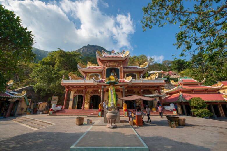 Lê Văn Duyệt xin vua phong cho nàng Thiên Hương - bà Đen làm “Linh Sơn Thánh mẫu”, từ đó núi được gọi là núi Bà Đen.