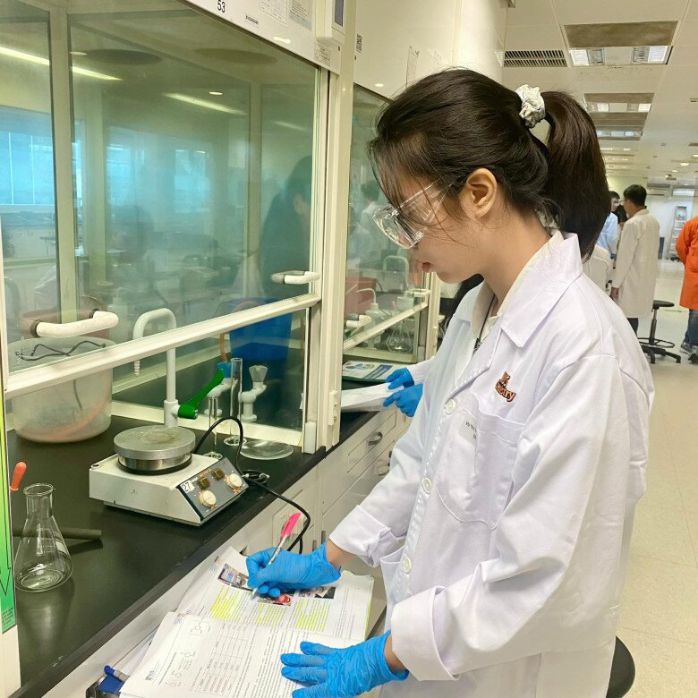 Nữ sinh bắt đầu dành trọn tâm huyết theo đuổi các nghiên cứu, tìm hướng đi đột phá trong quá trình điều trị bệnh. 