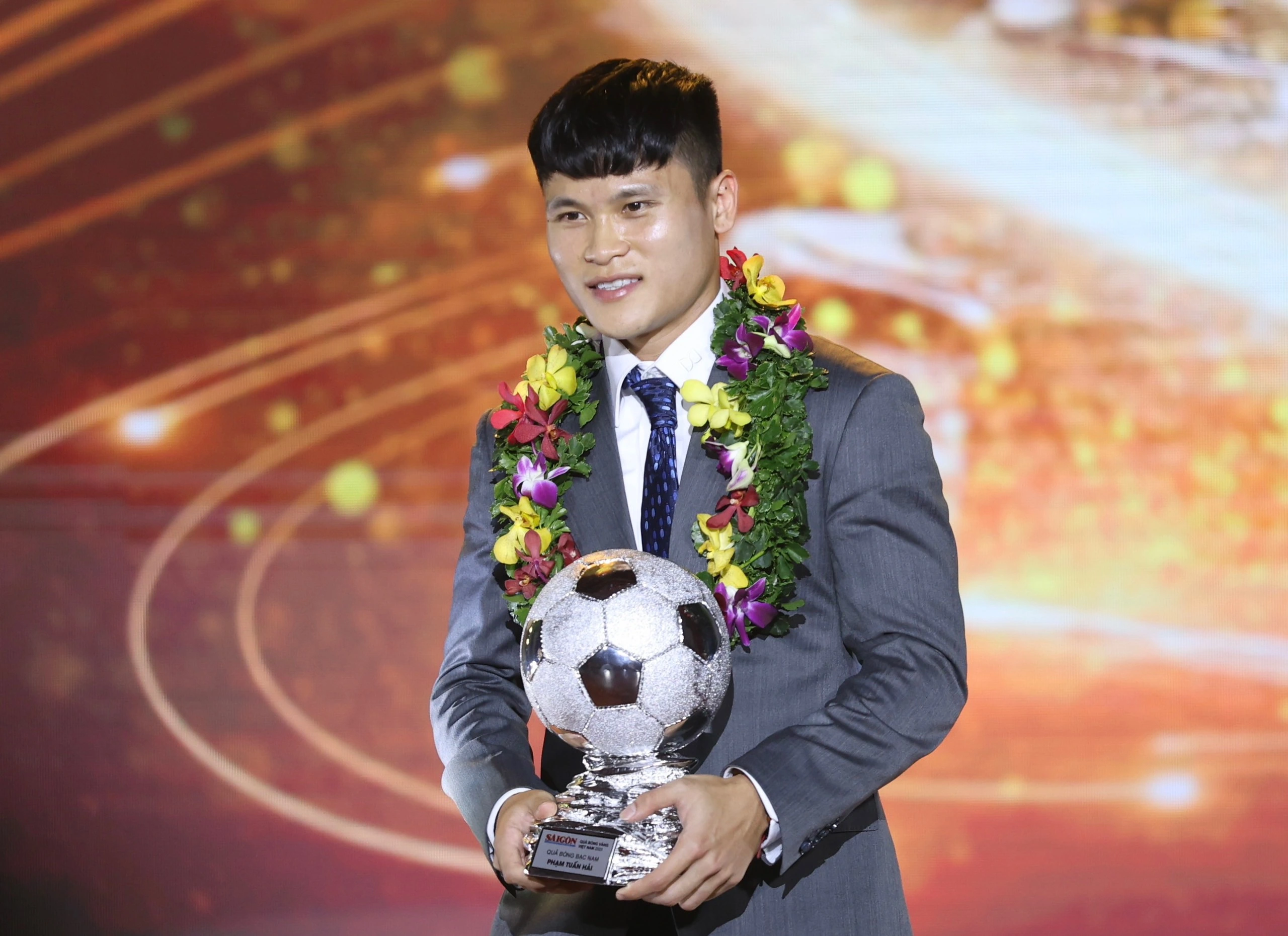 Từ một cầu thủ ngỗ nghịch, từng bị mời rời khỏi đội trẻ vì... trốn học đi chơi điện tử, Tuấn Hải đã phấn đấu từng ngày để khẳng định năng lực.