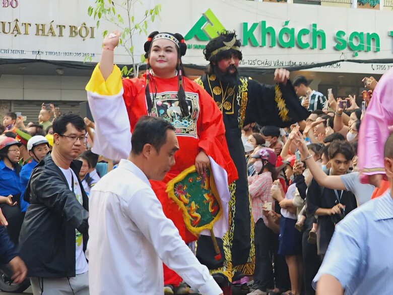 Bát tiên di chuyển trên đôi cà kheo khiến nhiều người không khỏi trầm trồ, khen ngợi.