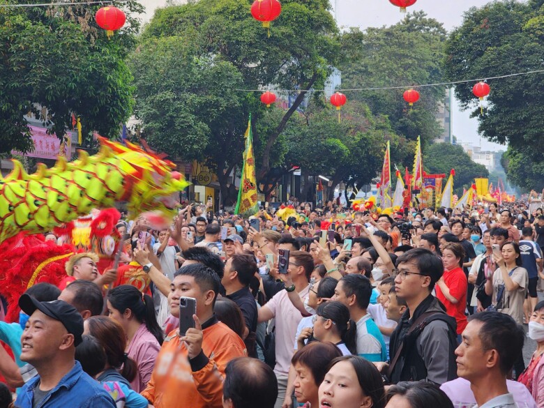 Phần diễu hành kéo dài cả cây số, sau phần trình diễn tình trạng ùn ứ giao thông diễn ra nghiêm trọng, lực lượng chức năng phải điều tiết giao thông, phân luồng phương tiện di chuyển.