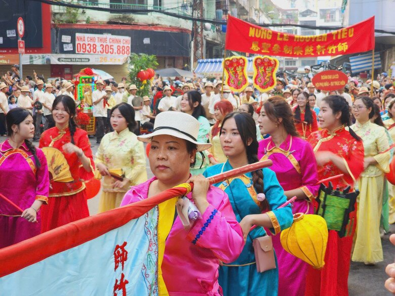 Khi các cô tiên nữ vừa xuống phố, người dân đã liên tục hò reo, hòa trong tiếng trống, tiếng chiêng rộn ràng, tạo nên không khí lễ hội đặc sắc.