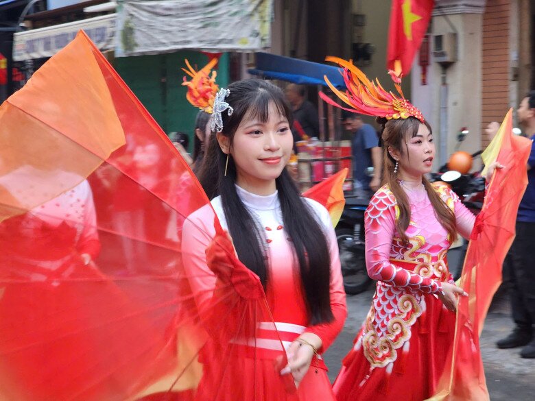Để đổi lại những phần trình diễn mãn nhãn là sự cố gắng, nỗ lực của cộng đồng người Hoa trong công tác chuẩn bị, tập luyện.