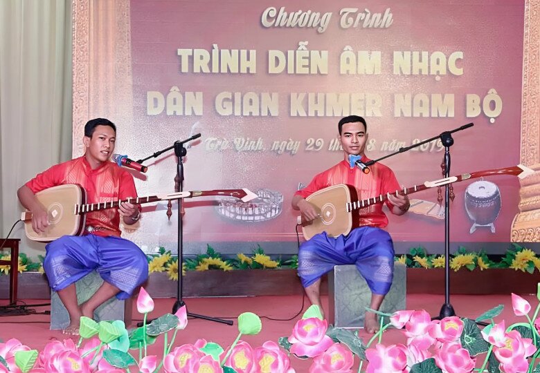 Tùy theo không gian và thời gian biểu diễn nhưng vẫn tuân thủ 3 phần cơ bản: phần mở đầu với câu chào hỏi và giới thiệu bản thân, phần chính và phần hát chào tạm biệt. Chầm riêng Chà pây còn được trình diễn song diễn đối đáp hay hòa tấu nhạc cụ Chà pây, tạo nên một màn biểu diễn nghệ thuật.