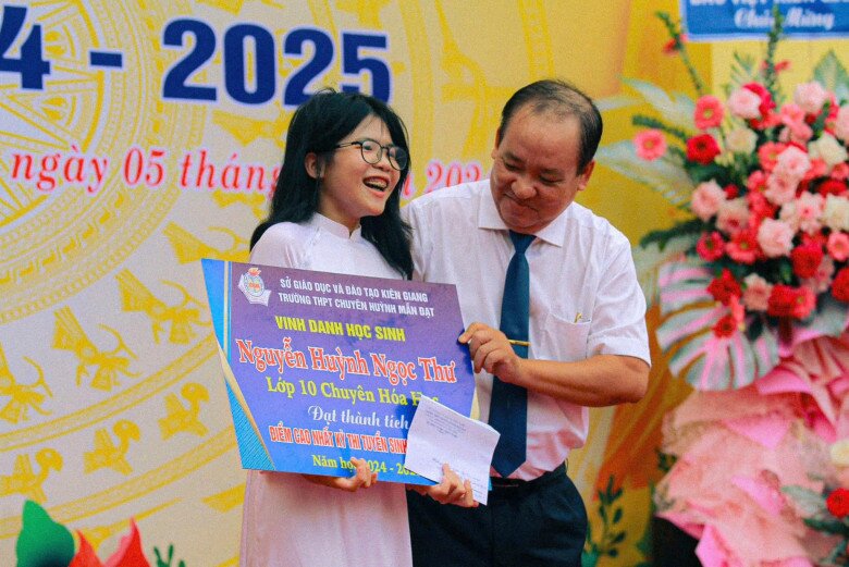 Trường tạo điều kiện để phát triển nhân tài, rèn luyện học sinh giỏi thông qua những suất học bổng giá trị, tạo động lực để các em phấn đấu.