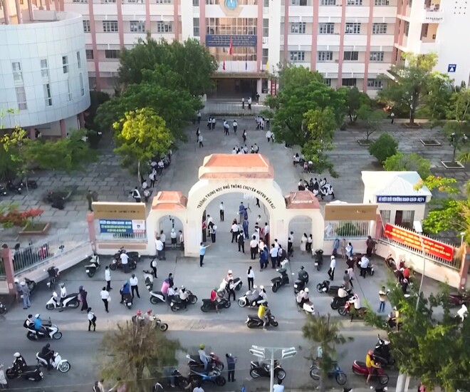 Trường THPT Chuyên Huỳnh Mẫn Đạt có sân trường, rộng rãi, thoáng mát thích hợp cho những buổi sinh hoạt ngoại khóa. Ngoài ra, phần cổng trường thiết kế với hình dạng chữ U đảo ngược, tạo điểm nhấn đặc biệt trong kiến trúc.