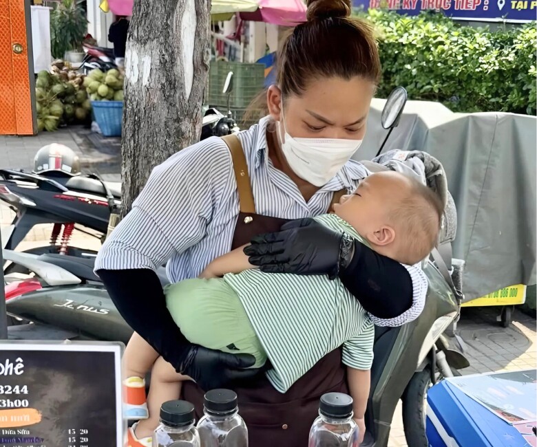 Ban đầu, chị xây kênh mạng xã hội cá nhân để ghi lại khoảnh khắc đời thường của hai mẹ con để làm kỷ niệm. Thế nhưng, nhờ vậy được nhiều người biết đến, ủng hộ nên cuộc sống đỡ vất vả hơn.