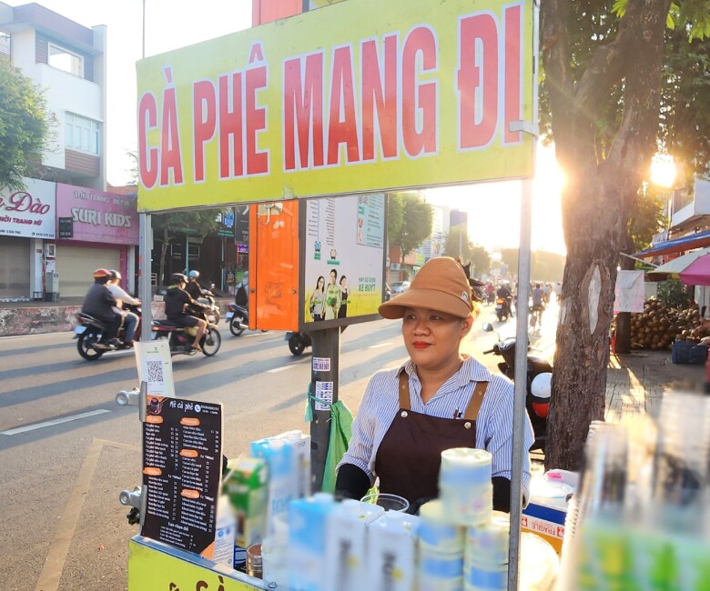 Thời điểm bắt đầu khởi nghiệp, chị chỉ bán được 15-20 ly nước/ngày. Sau khi được cộng đồng mạng biết đến, chị bán được hơn 200 ly nước/ngày. Nhiều người còn đặt số lượng lớn, giao ở công ty, doanh nghiệp, trường học, nhờ vậy cuộc sống mưu sinh cũng đỡ vất vả hơn. 