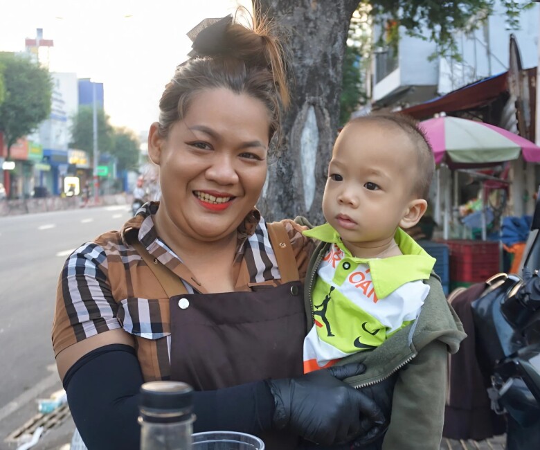 Từ ngày được nhiều người biết đến, cuộc sống của chị Thùy như bước sang trang mới. Hằng ngày, cứ 5h30 sáng hai mẹ con lật đật từ trọ chạy sang chỗ bán, dọn hàng và 6h là bắt đầu đón những vị khách đầu tiên.
