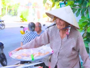 Tin tức - Thấy cụ bà 80 tuổi bán bánh bột lọc kiếm tiền chữa bệnh, cô gái trẻ đã làm một việc tử tế, giúp bà san sẻ yêu thương