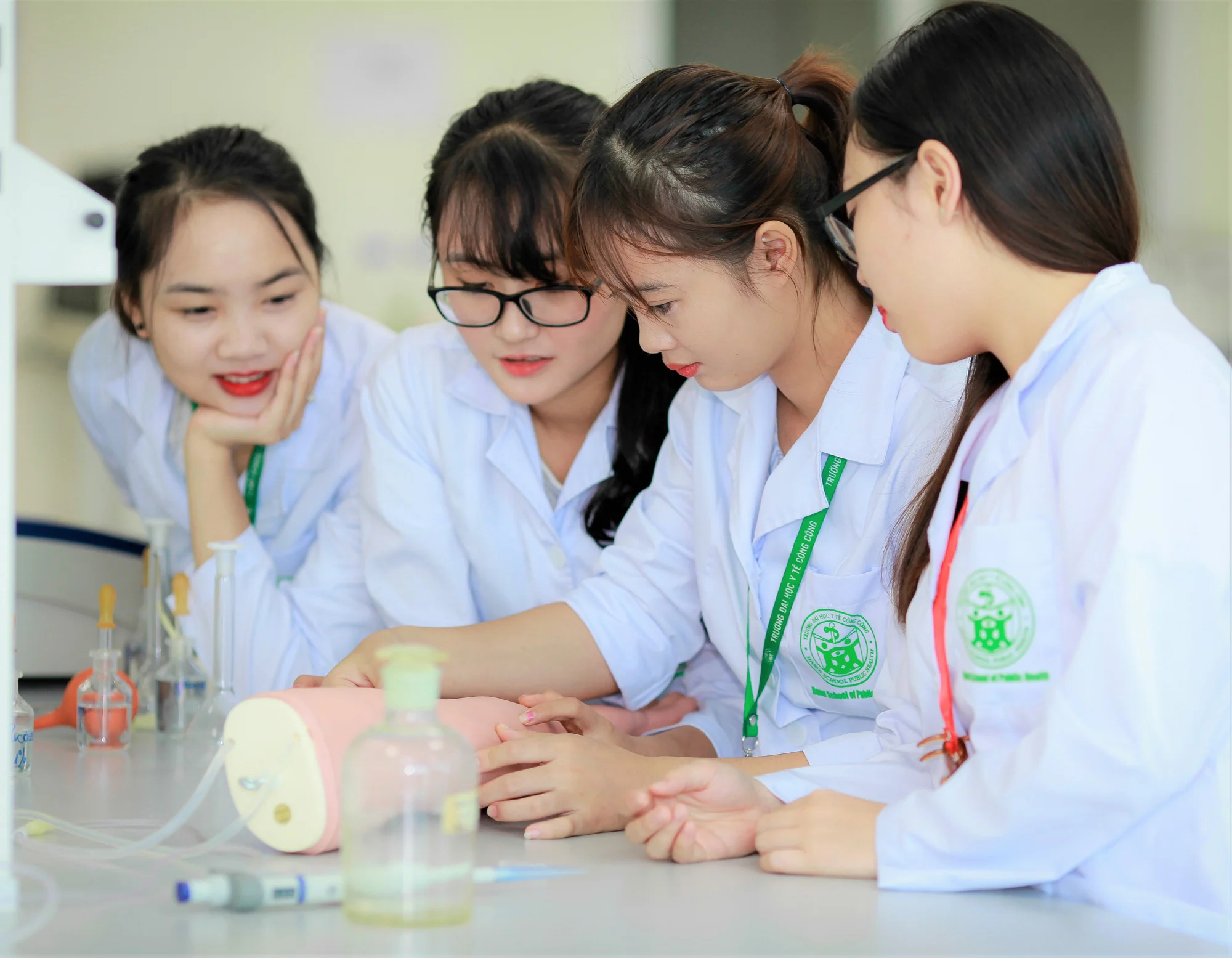 Ngành học này thường xuyên phải đối mặt với những thách thức của cuộc sống, từ việc nghiên cứu về thực phẩm mới đến việc giải quyết vấn đề dinh dưỡng toàn cầu. Do đó, đòi hỏi sinh viên phải không ngừng học hỏi và nâng cao kiến thức cũng như kỹ năng của bản thân.