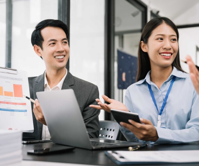 Kế toán viên có vai trò rất quan trọng trong hoạt động của một công ty, doanh nghiệp. Công việc của họ bao gồm thu thập, kiểm tra, phân tích và xử lý các thông tin tài chính, kinh tế, thuế… để đưa ra các quyết định kinh doanh chính xác.