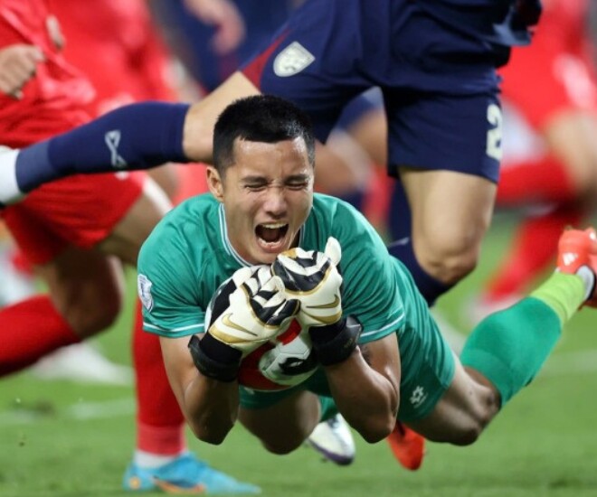 Hành trình khoác áo đội tuyển của Đình Triệu cũng đầy bất ngờ khi ở tuổi 33, anh được triệu tập lên tuyển, chính thức cùng đồng đội thi đấu tại quốc tế. 