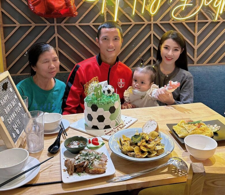 Gia đình nhỏ đầy hạnh phúc của thủ môn Đình Triệu.