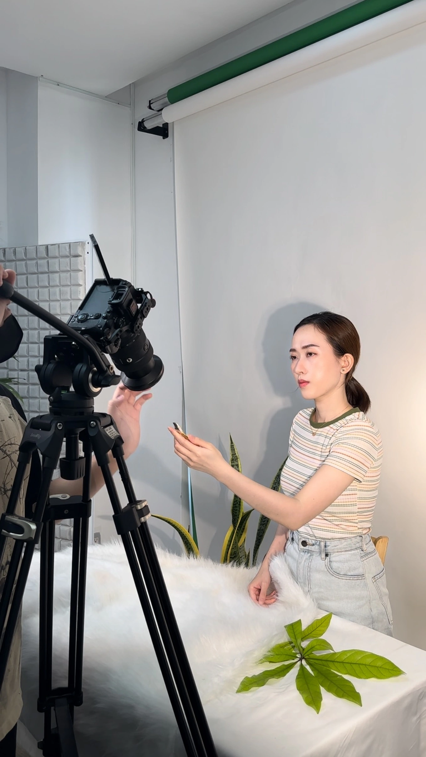 Để bức ảnh đẹp, ưng ý nhất, người mẫu tay phải giữ thế bất động trong thời gian khá dài.