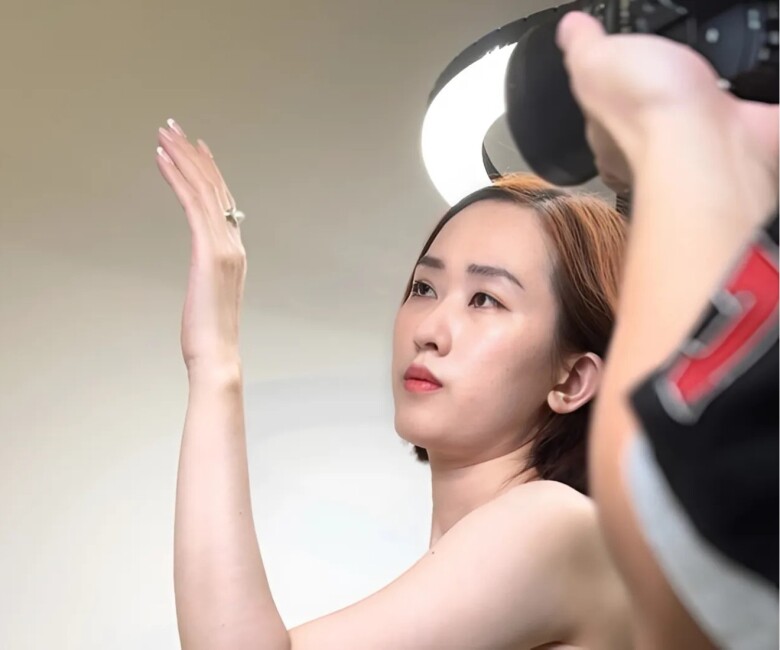 Chị Mia cho biết còn phải giữ cân nặng ổn định để tay không quá mập hay gầy, chăm sóc cơ thể bằng cách uống nhiều nước, ăn trái cây và bổ sung vitamin để da tay trắng khỏe. Việc chăm sóc da toàn thân cũng rất quan trọng vì công việc đôi khi cần sử dụng cả cánh tay, vai và cổ.